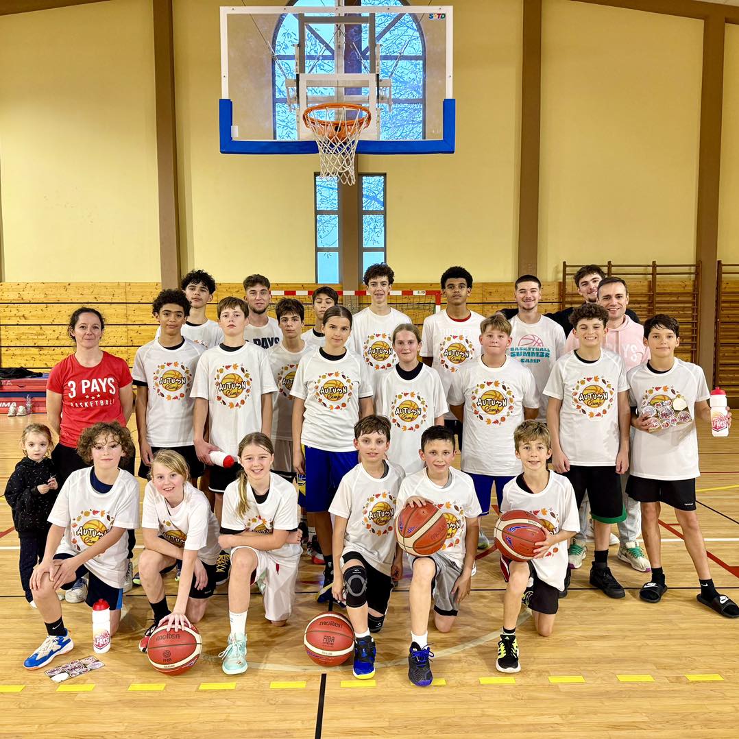 Photo de groupe des jeunes et des encadrants du camp d’automne U13–U15.