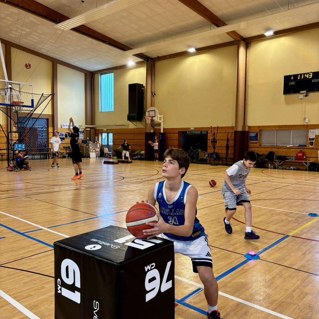 Un jeune travaille sa technique de tir au camp U13–U15.