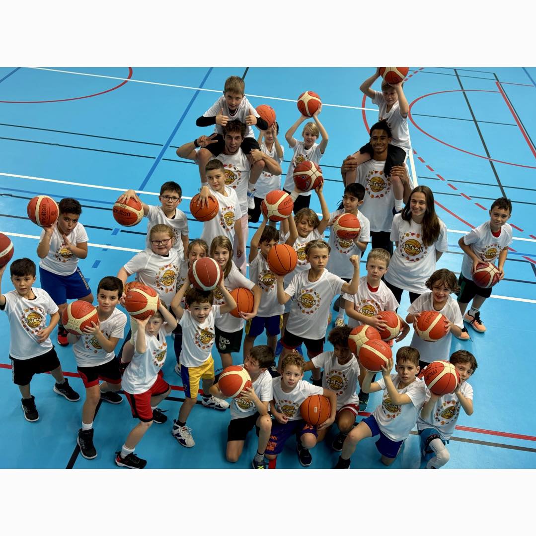 Photo de groupe des jeunes et des encadrants du camp d’automne U9–U11.