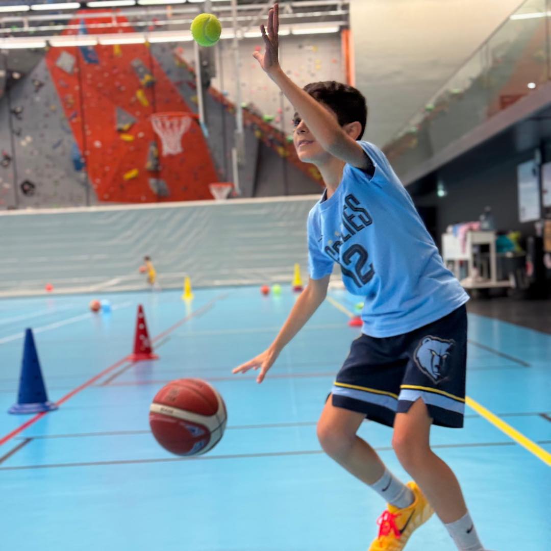 Exercice de coordination avec balle de tennis et ballon de basket.