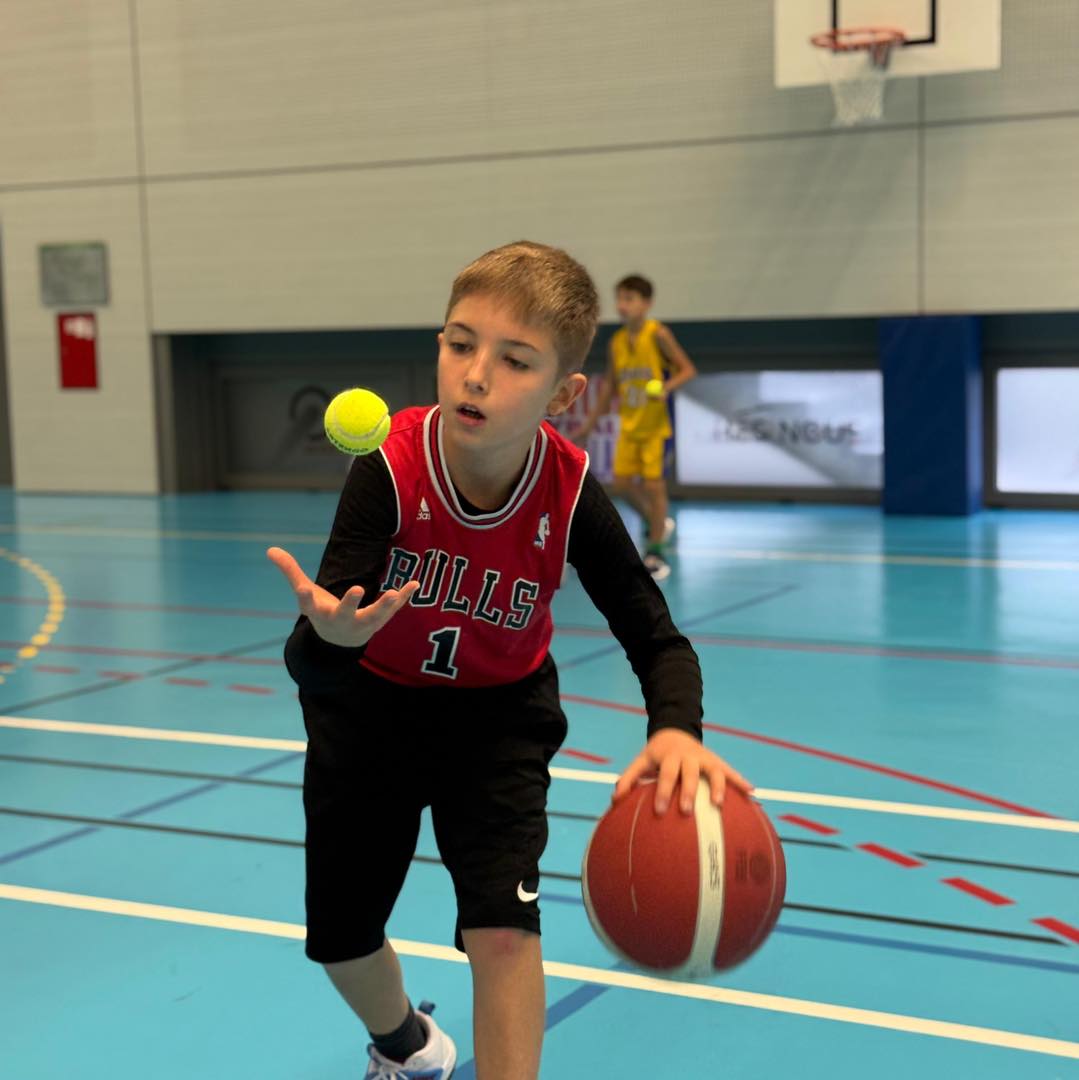 Exercice individuel de coordination au camp U9–U11.