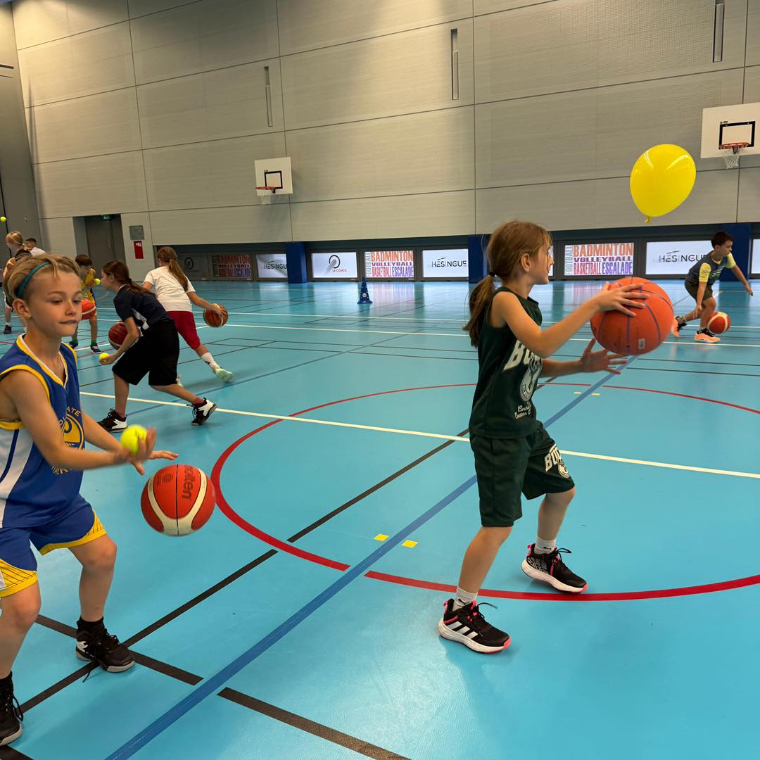 Atelier collectif de coordination et de dribble au camp d’automne.
