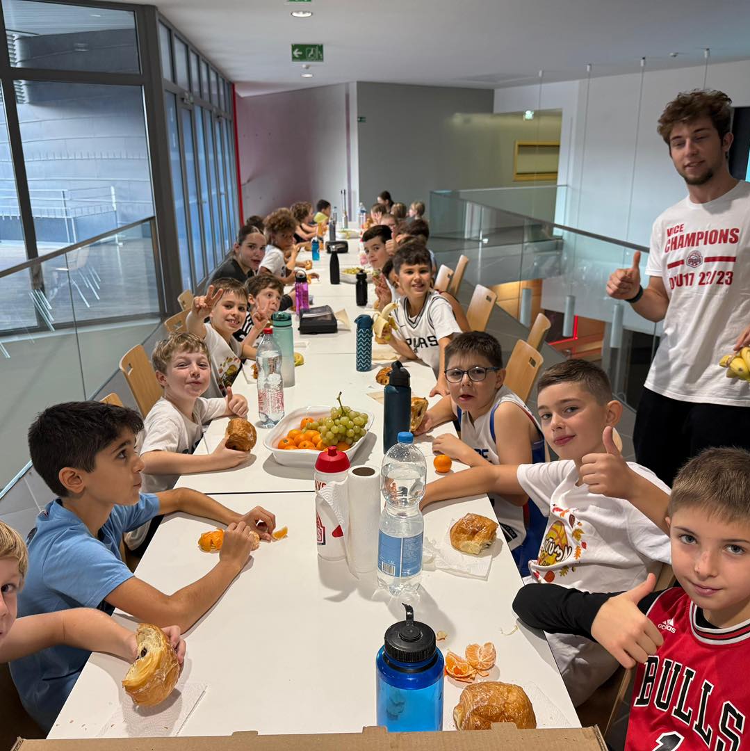 Moment de repas partagé entre jeunes et encadrants du camp U9–U11.