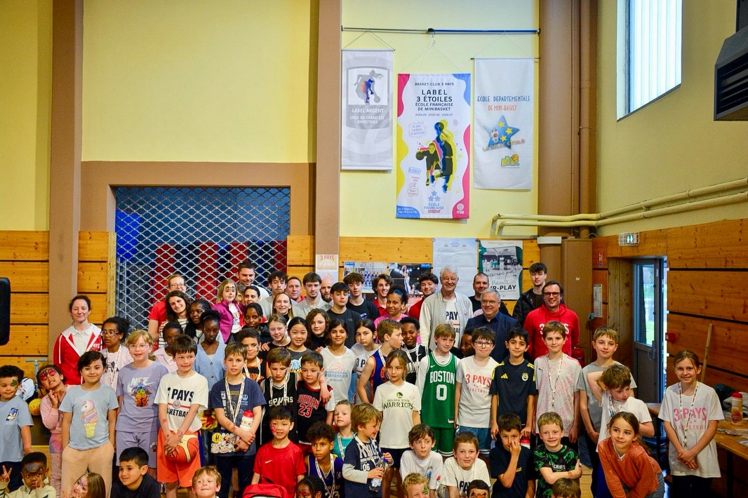Jeunes, familles et bénévoles réunis pour la remise du label École Française de MiniBasket trois étoiles.