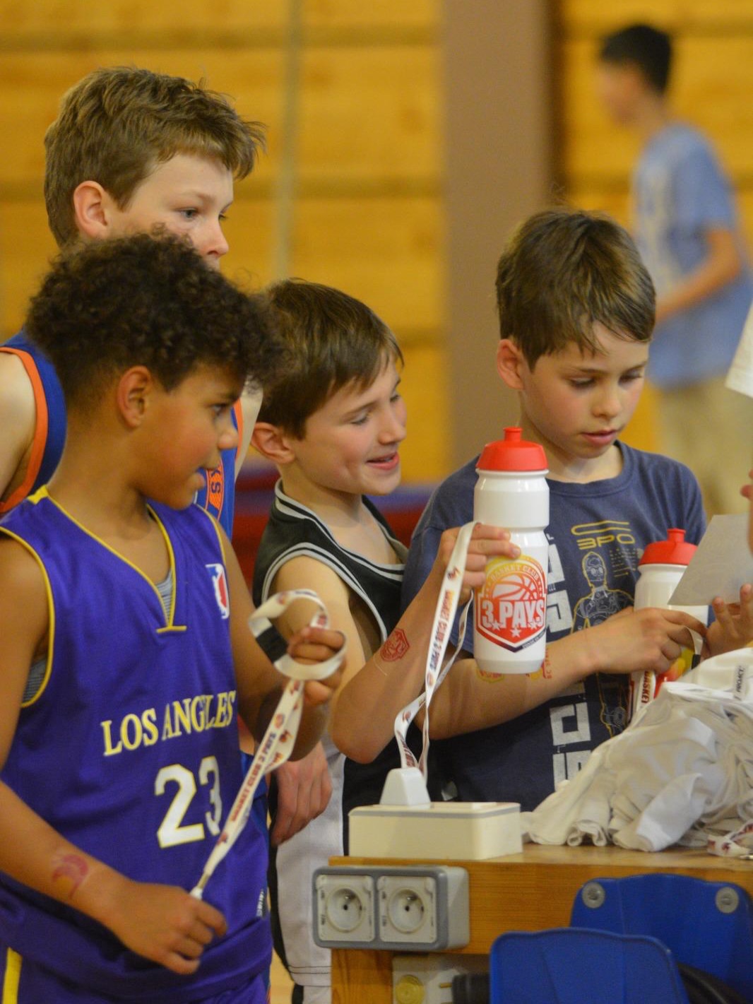 Des jeunes partagent le goûter de la journée MiniBasket.