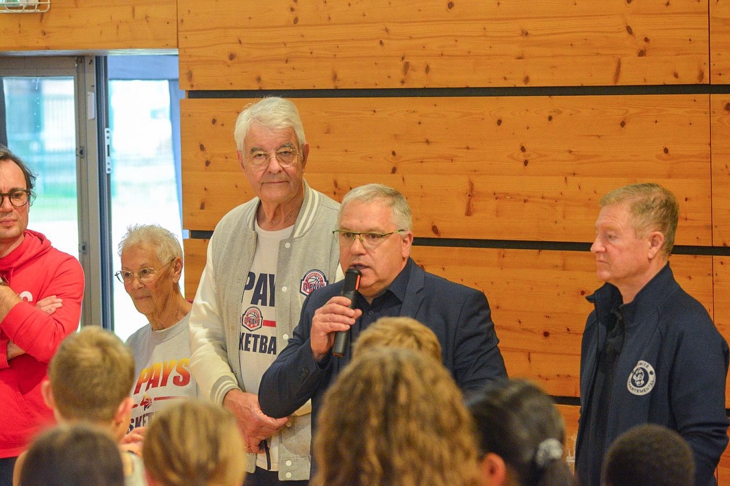 Les bénévoles prennent la parole lors de la remise du label MiniBasket.