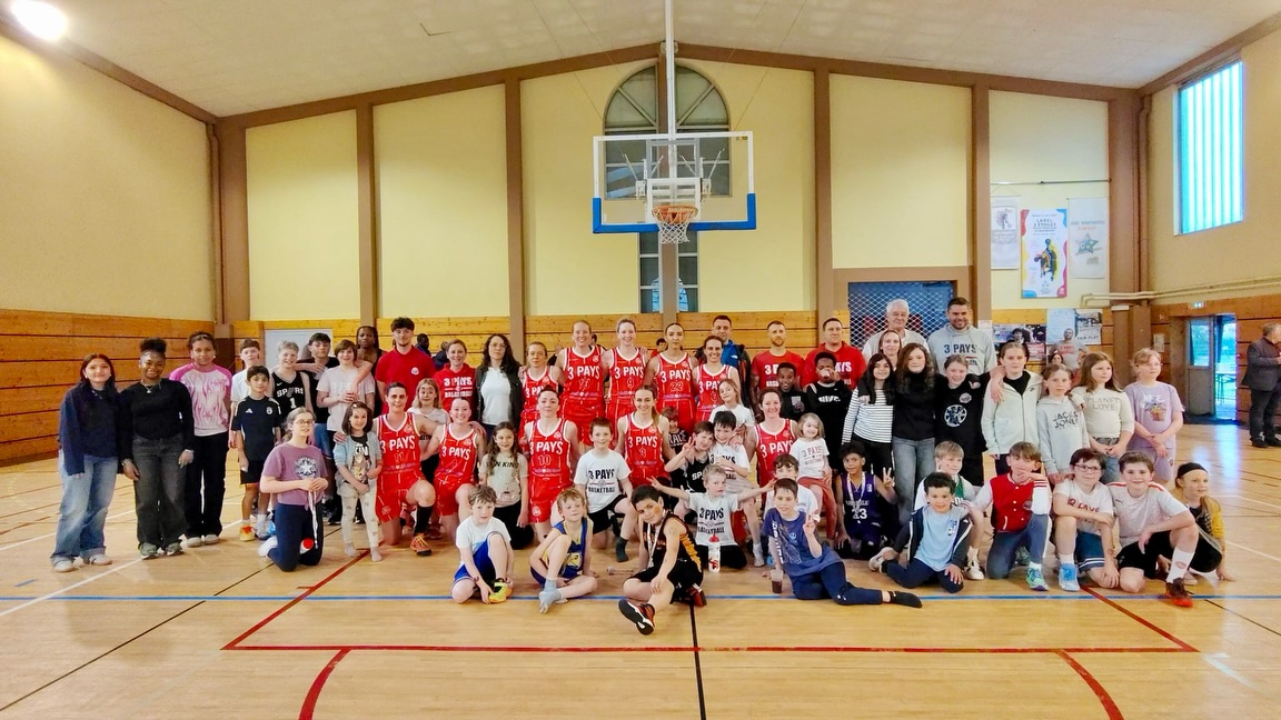 Photo collective des jeunes, encadrants et bénévoles lors de la remise du label MiniBasket.