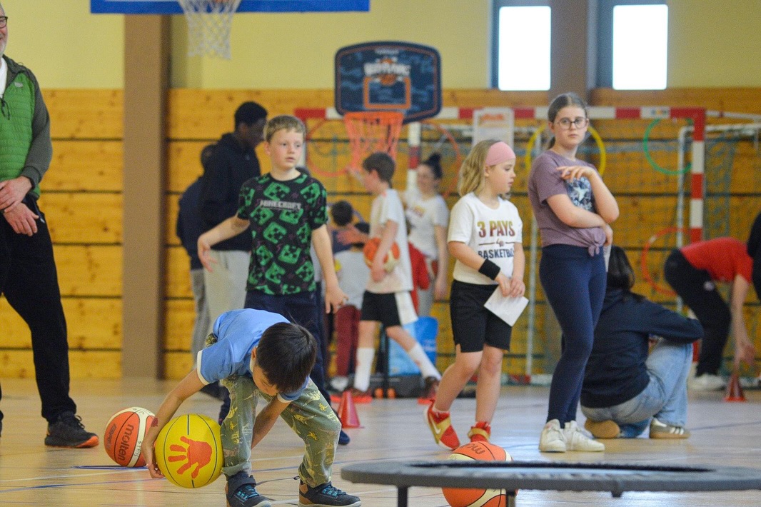 Atelier de motricité et de dribble pendant la fête MiniBasket du BC3Pays.