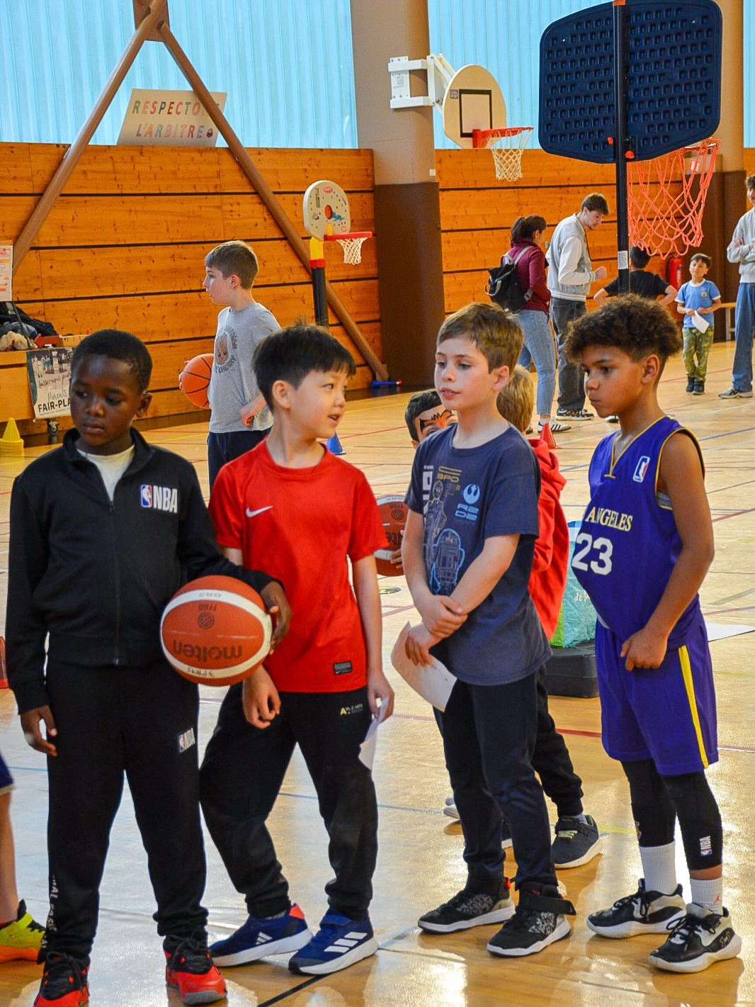 Un groupe de jeunes avec ses ballons pendant la journée MiniBasket.