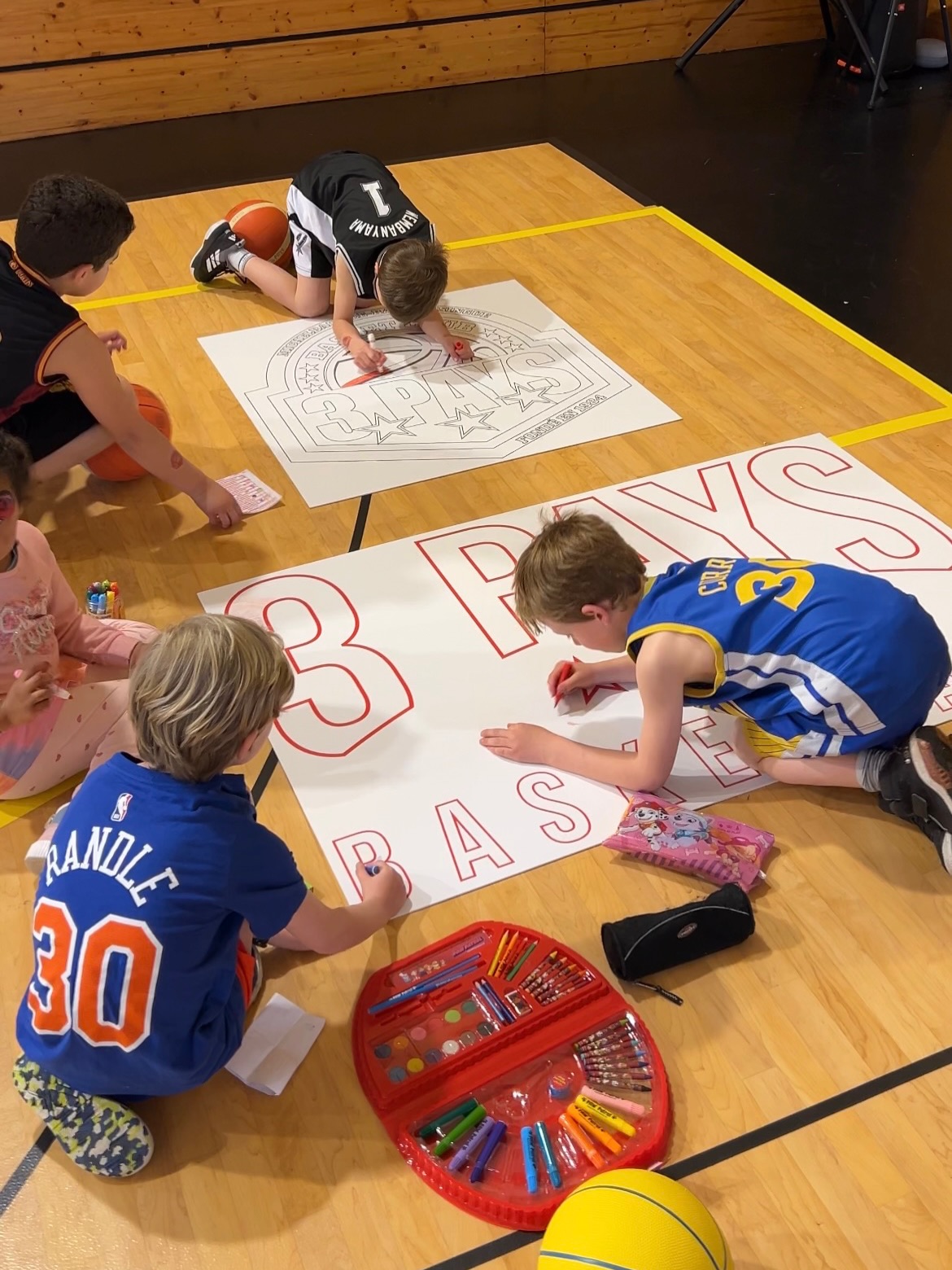 Enfants réalisant une fresque aux couleurs du BC3Pays.
