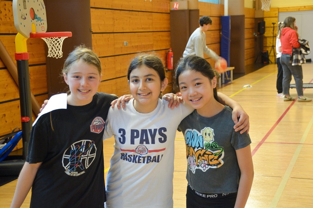 Trois participantes réunies pendant la fête MiniBasket.