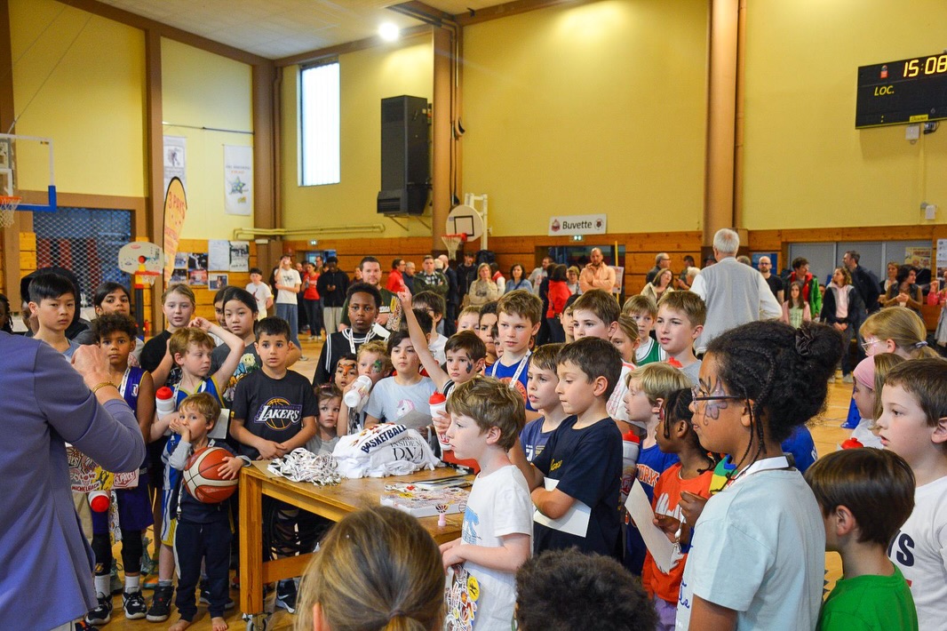 Jeunes, encadrants et familles rassemblés pendant la journée de remise du label.