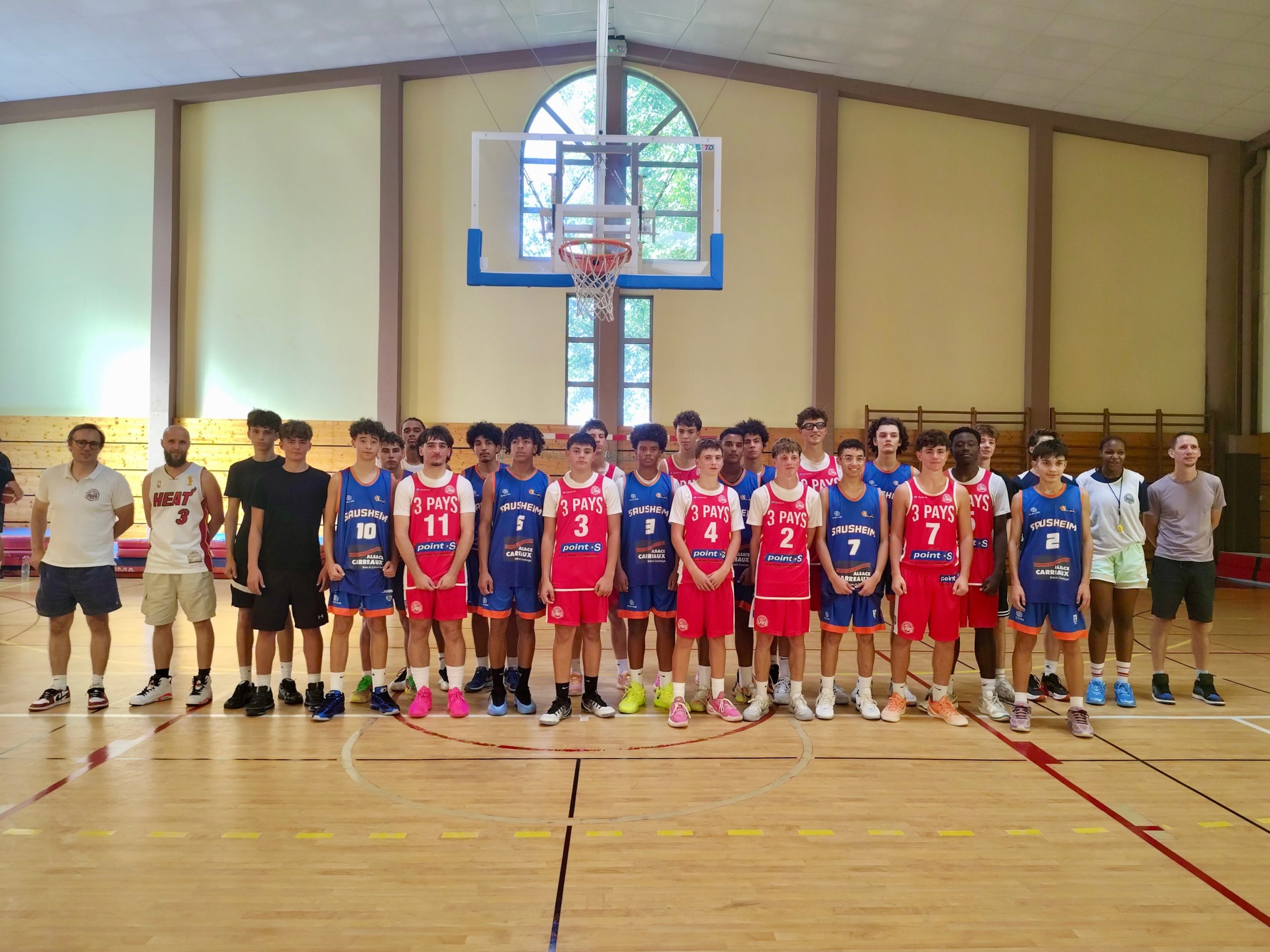 Les équipes U18 masculines du BC3Pays et de Sausheim réunies après leur rencontre amicale.