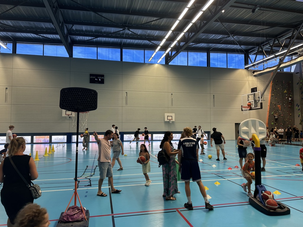 Enfants et adultes participent à des animations basket dans le gymnase de La Comète.