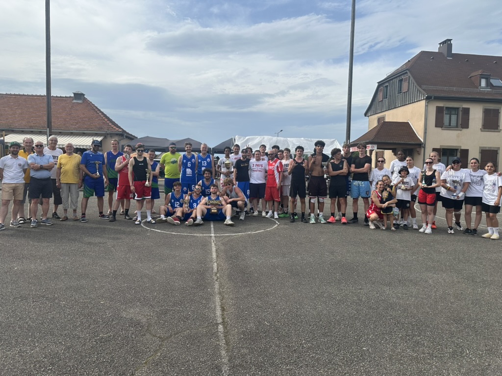 Un groupe réuni sur un terrain de basket extérieur à Michelbach-le-Bas.